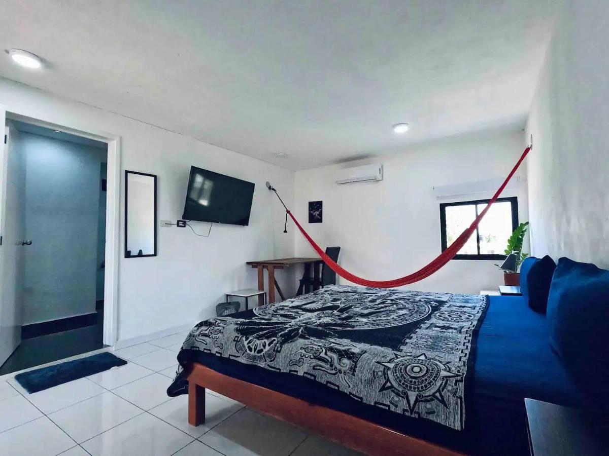 Habitación con cama extragrande.